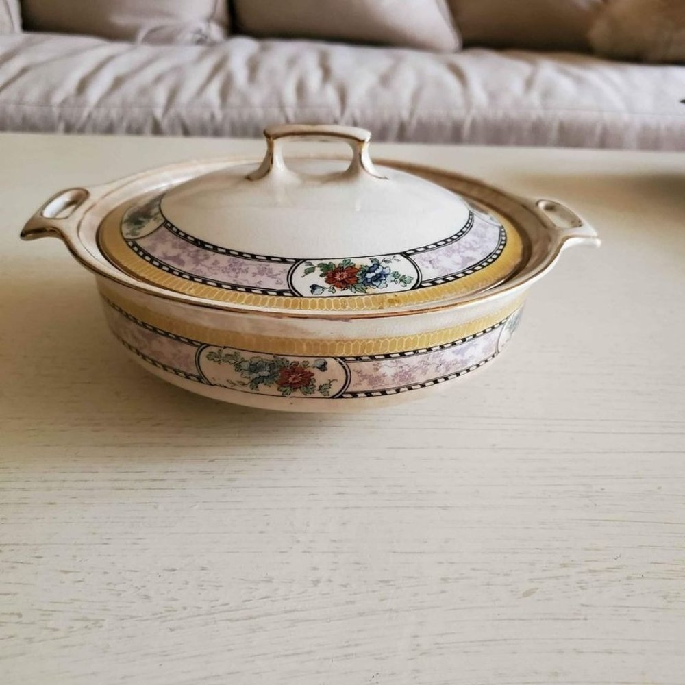 Wedgwood England Antique Porcelain Covered Vegetable Bowl With Gold Leaf  Circa